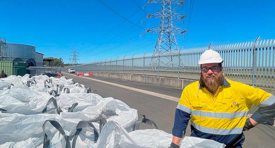 Польовий координатор Transgrid Мітч з акуратними мішками готових до переробки ліній електропередач